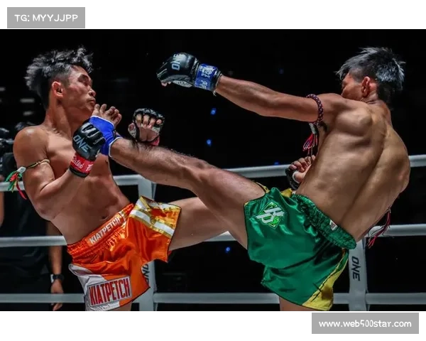 ONE 173赛前公开训练:吉成名高展示泰拳技术,状态饱满 ONE 173赛前公开训练:吉成名高展示泰拳技术,状态饱满